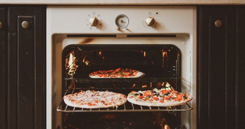  How long should a pizza be in the oven?