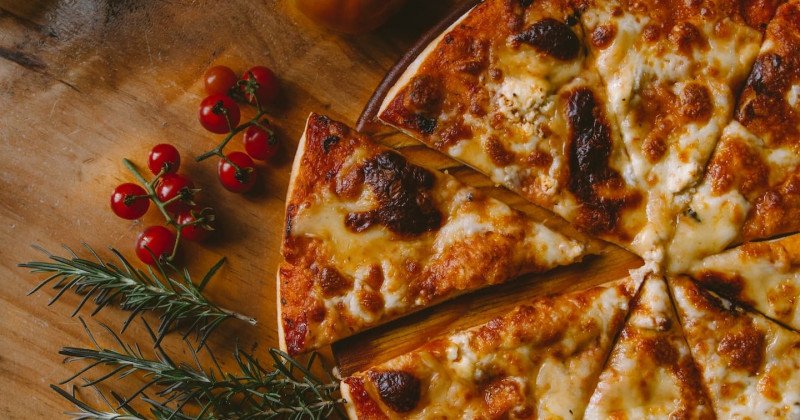  Welke kazen zitten er op een pizza quattro formaggi?