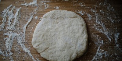 Zelf pizzadeeg maken? Hier volgt het recept